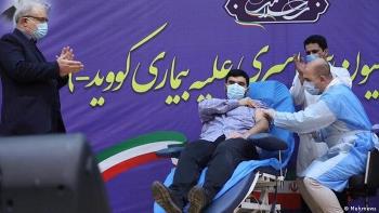 آغاز واکسیناسیون کرونا در ایران با تزریق به پسر وزیر بهداشت